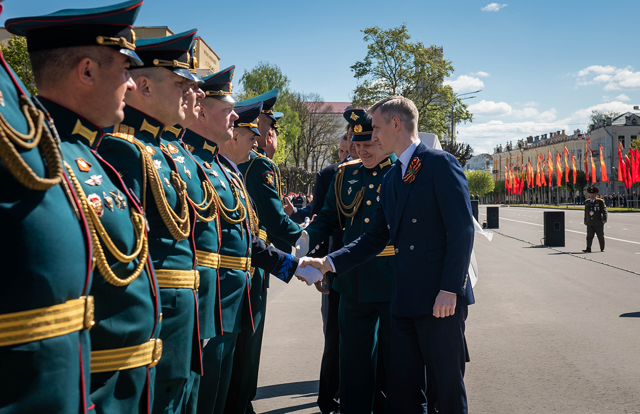 Парад смоленск 2024. Парад Смоленск 2023. Парад Смоленск 2023 9 мая. Парад в Смоленске. Проход Серпухов Петра Великого на параде.