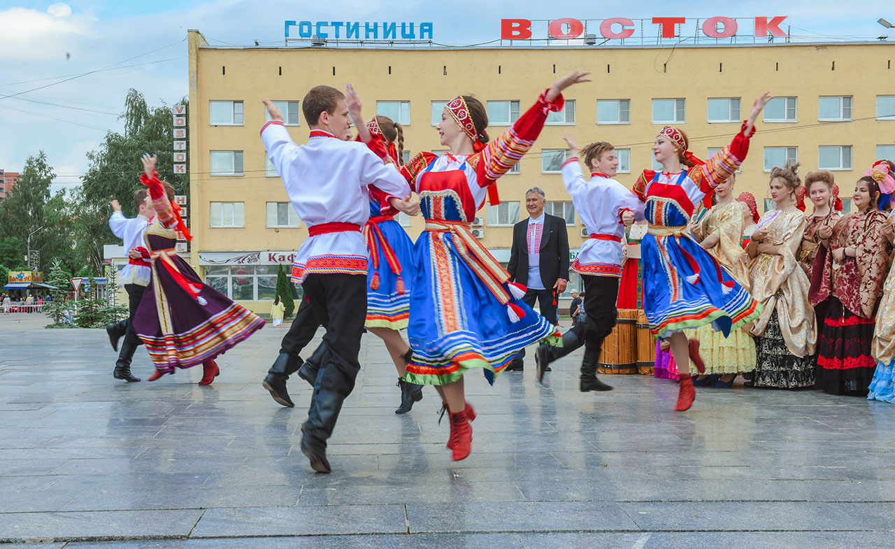 Проходят мероприятия. День России красная площадь. День города Гагарин. День независимости городе Гагарин. Смоленск день России.