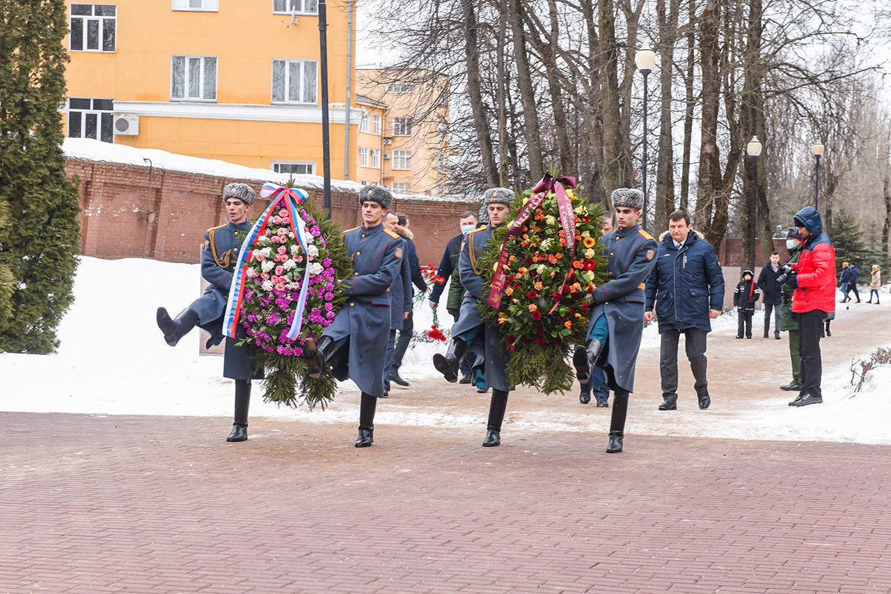 Новости смоленска 17 ноября. Смоленск возложение венков. Сквер памяти героев. Вечный огонь Смоленск. Герои Смоленска.