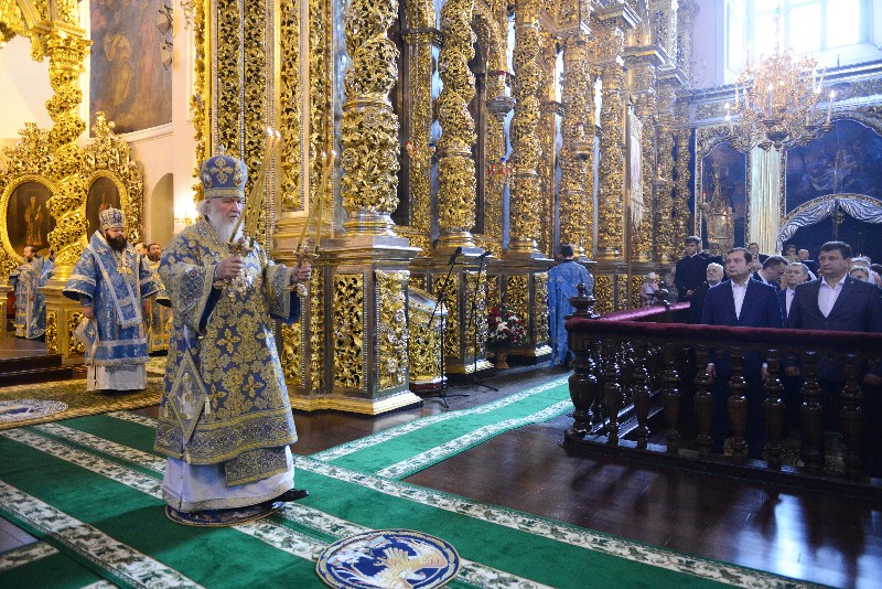 Прямая трансляция церкви. Свято-Успенский собор Смоленск Патриарх Кирилл. Успенский собор Смоленск икона которую святил Патриарх Кирилл. Патриарх Успенском соборе Ростов. Служба 28 августа 2022 года в Архангельске в Успенском соборе.