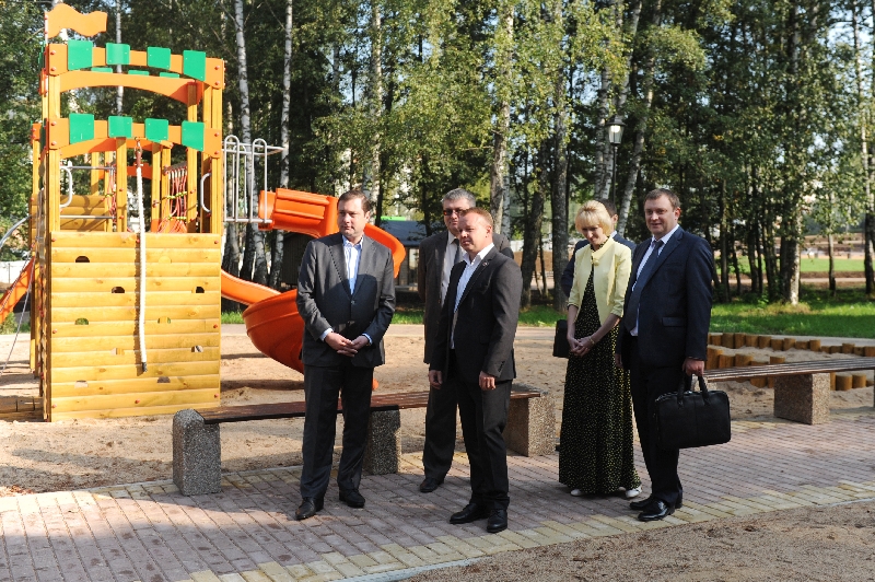 Новая школа в соловьиной роще. Парк Соловьиная роща Смоленск. Школа в Соловьиной роще Смоленск. Соловьиная роща Смоленск детская площадка. Соловьиная роща Смоленск площадка.