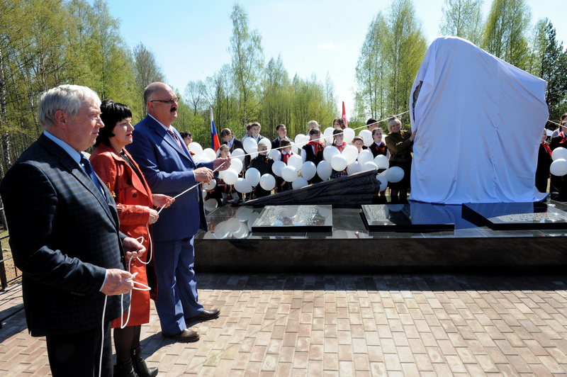 Подслушано рудня смоленская. Мемориал Ксении Константиновой. Мемориал Константиновой в Рудне. Памятные места Руднянского района Смоленской области. Памятник Ксении Константиновой.