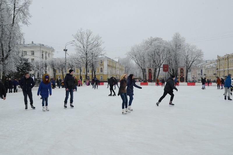 Бесплатный каток. Каток в Смоленске на площади Ленина. Каток Смоленск площадь Ленина 2022. Каток Ярцево. Город Сафоново каток.