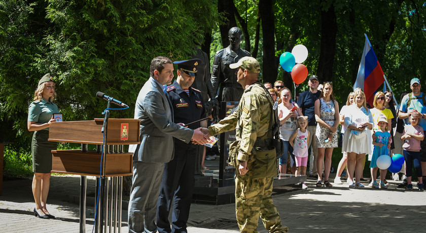 губернатор Алексей Островский принял участие в торжественной встрече сотрудников и военнослужащих Росгвардии, прибывших из зоны проведения Специальной военной операции - фото - 1