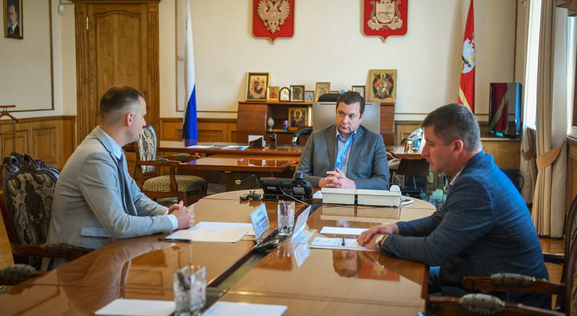 губернатор Алексей Островский провел рабочую встречу с депутатом Государственной Думы Сергеем Леоновым - фото - 1