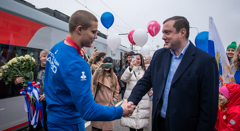 губернатор Алексей Островский принял участие в торжественной встрече Дениса Федотова, завоевавшего золотую медаль на Первенстве мира - фото - 1