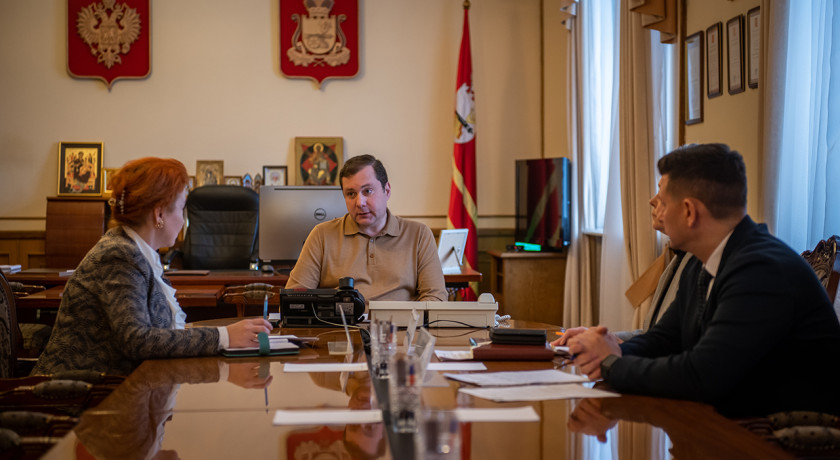 губернатор Алексей Островский провел совещание по вопросу проведения юбилейных Общественно-научных чтений, посвященных памяти Ю.А.Гагарина - фото - 1