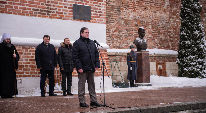 губернатор Алексей Островский принял участие в торжественном митинге, посвященном празднованию Дня защитника Отечества - фото - 1