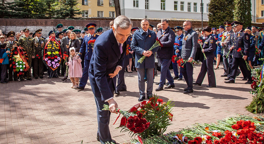 врио Губернатора Василий Анохин принял участие в памятном митинге, посвященном 78-й годовщине Великой Победы - фото - 1