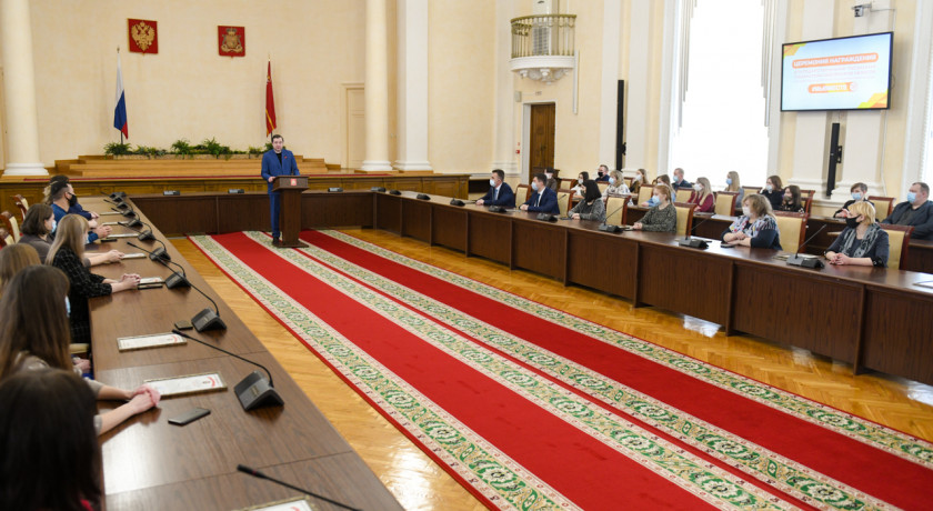 губернатор Алексей Островский принял участие в торжественной церемонии награждения активистов Общероссийской акции взаимопомощи #МыВместе - фото - 1