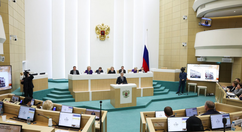 губернатор Смоленской области Василий Анохин выступил в Совете Федерации - фото - 1