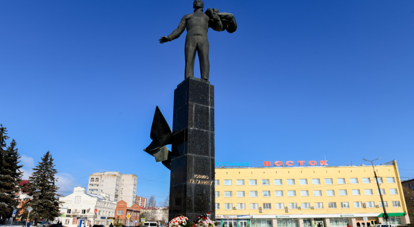 губернатор Алексей Островский принял участие в торжественном мероприятии, приуроченном к 87-й годовщине со Дня рождения Юрия Алексеевича Гагарина - фото - 1